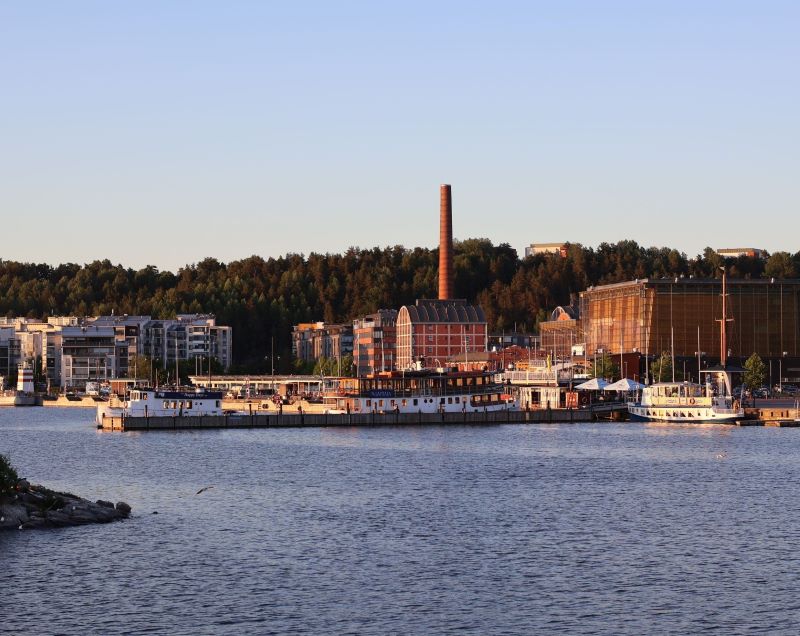 etualalla vettä, taustalla kaupungin rakennuksia